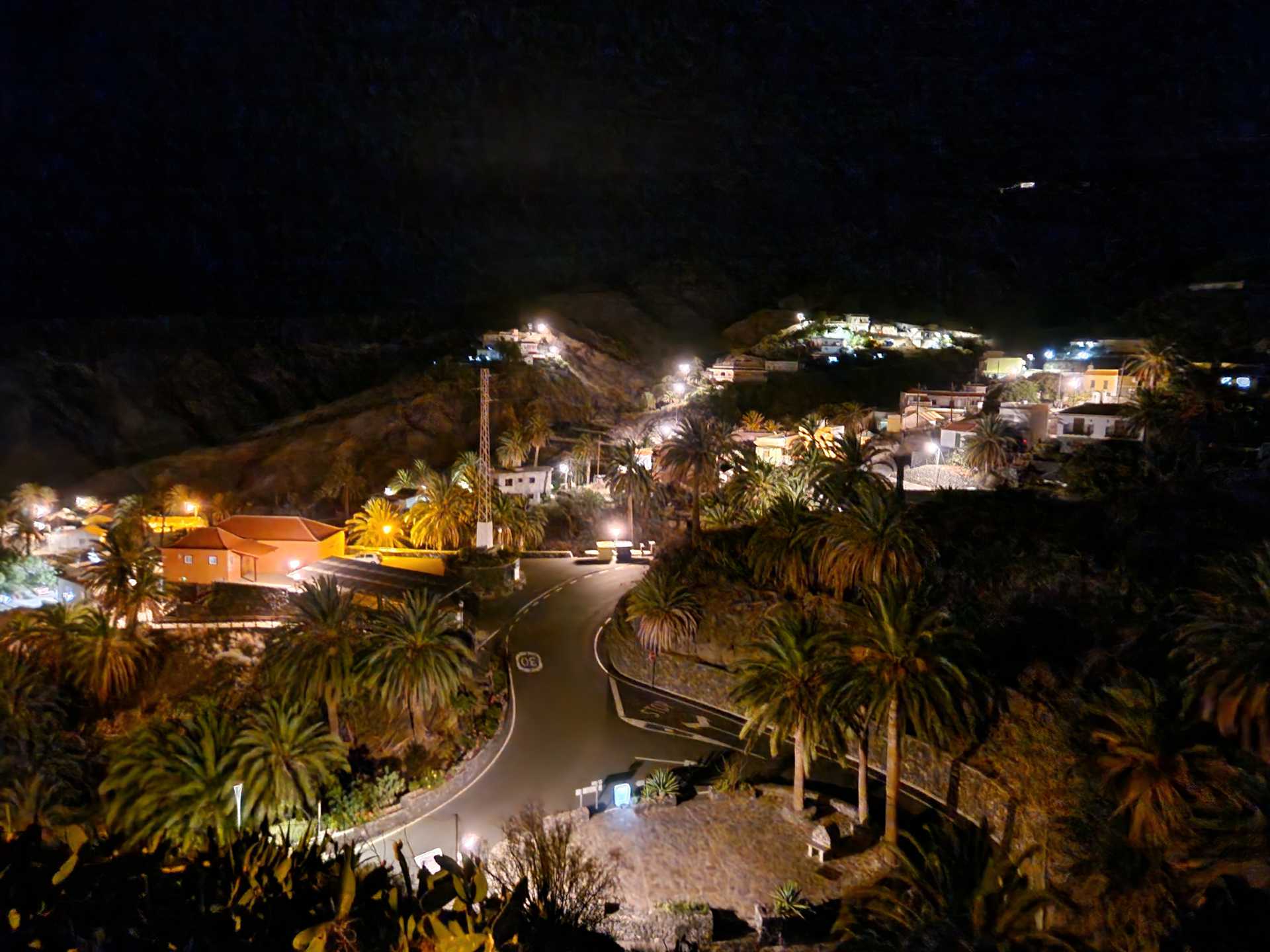 Blick ins Tal bei Nacht